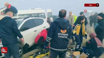 Van'da otomobil, zincirleme kaza yapan araçların arasına daldı