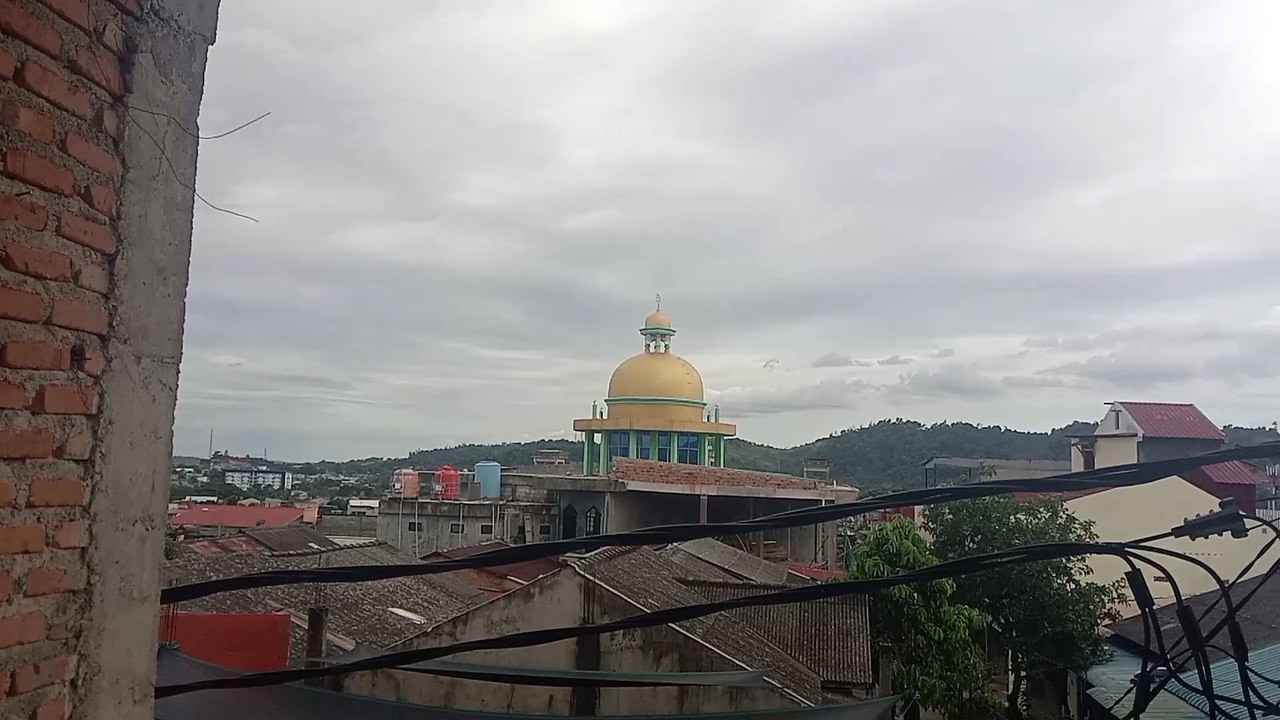 kota maju tapi terpencil.
