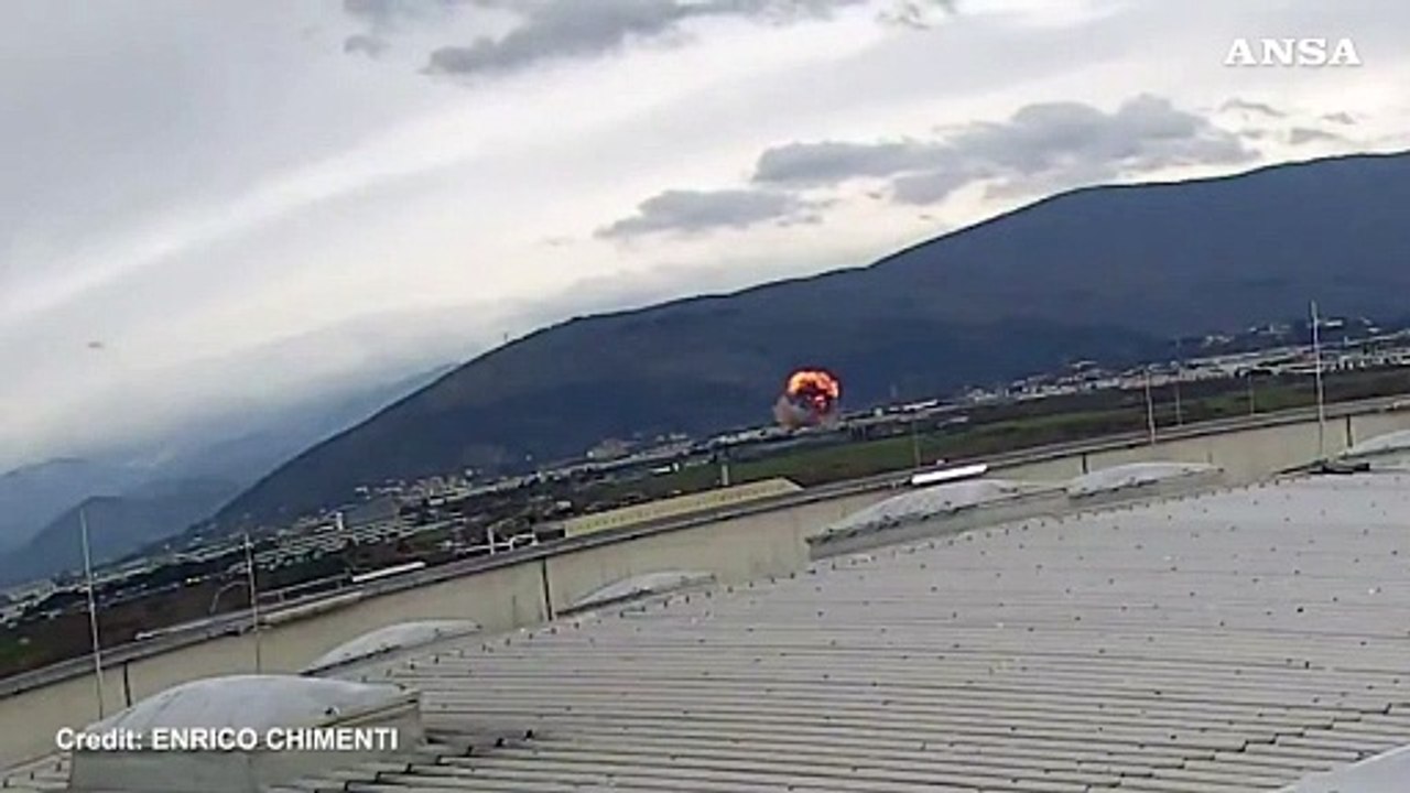 Prima la fiammata poi il fumo, il momento dell'esplosione nel sito Eni di Calenzano