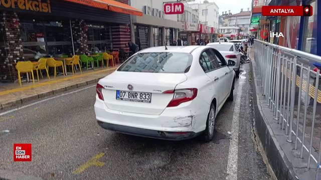 Antalya'da kırmızı ışıkta geçen kamyonet kazaya neden oldu