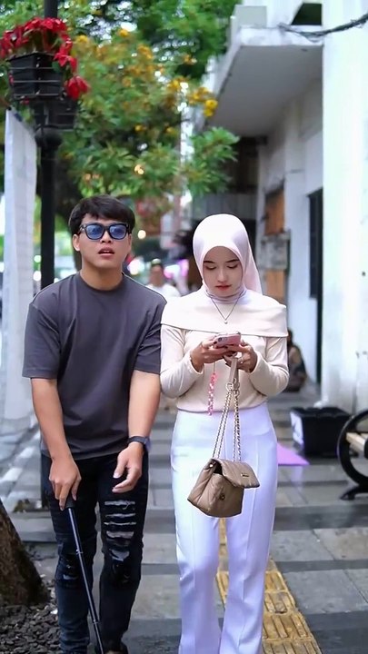 Pretty girl😍 #comedyvideo #funnyvideo #funnyshorts #comedy #prank #funny #comedyshorts #shorts #fun