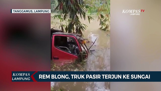 Akibat Rem Blong, Truk Pasir Terjun ke Sungai