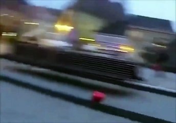 Un arbre de Noël géant en Roumanie soufflé par la tempête