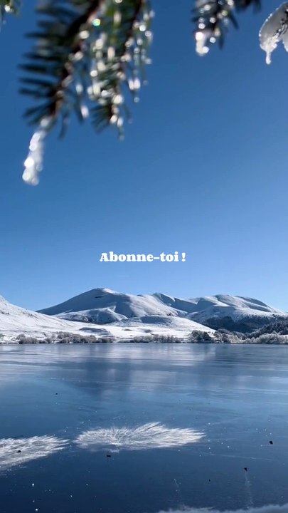 ✨ Découvrez la magie hivernale au lac de Guéry ✨  En plein cœur des montagnes, le lac de Guéry s’habille de son plus beau manteau blanc ❄️.  Une vue à couper le souffle, idéale pour une escapade ressourçante ou une parenthèse féérique 🌨️.  Prenez un mome
