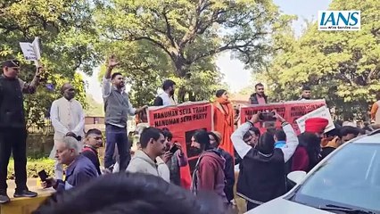 Delhi में Bangladesh दूतावास के बाहर हिंदू संगठनों ने किया विरोध प्रदर्शन