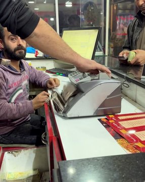 Suriye'de 4 dürüm, 6 içecek için para sayma makinesi kullanılıyor