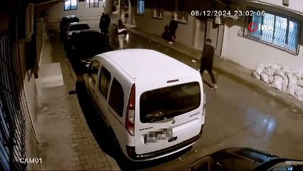 İzmir'de sokak ortasında dehşet: 5 kişi saldırıp karnından bıçakladı