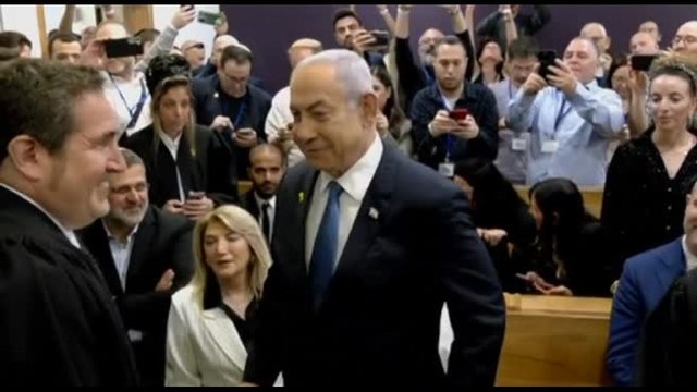 Netanyahu per la prima volta alla sbarra nel processo per corruzione