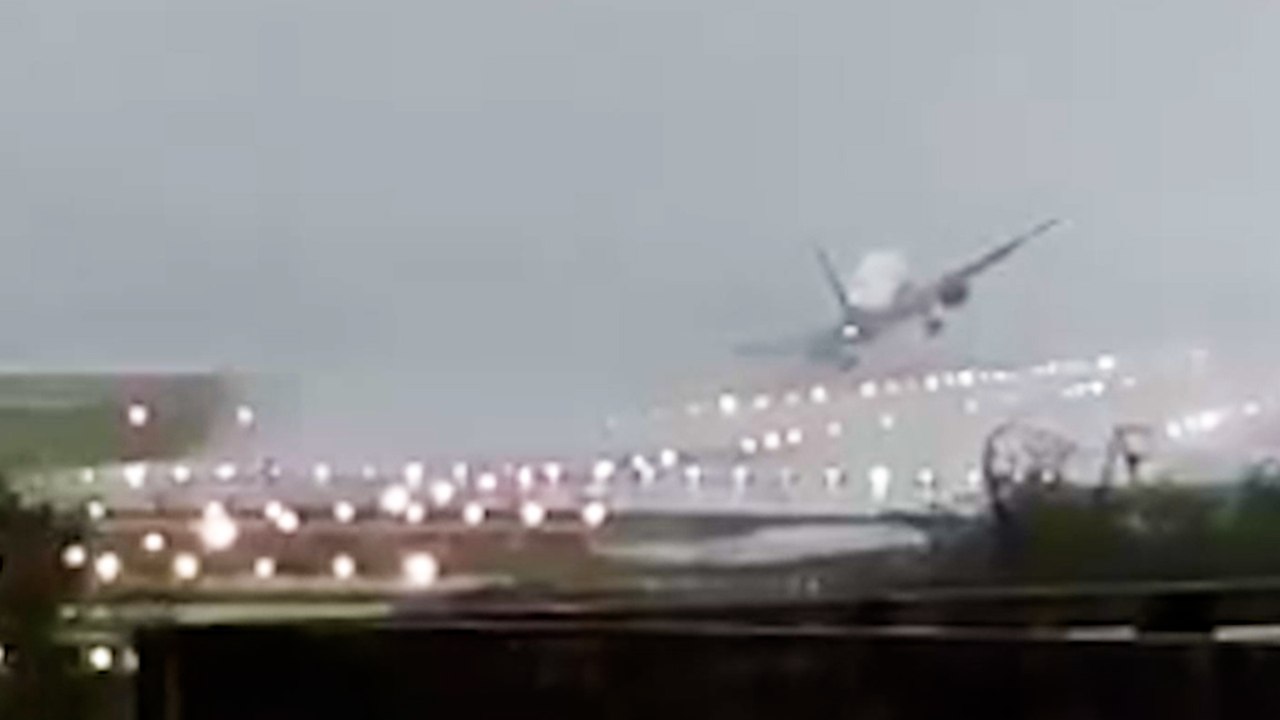 Flugzeug musste während des Zyklons Fengal die Landung nur wenige Meter über der Landebahn abbrechen