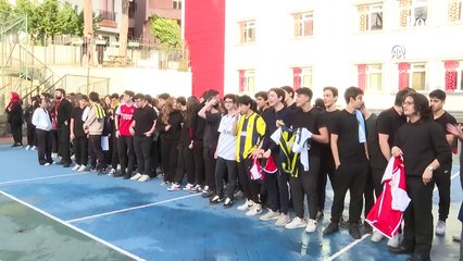 Seçim vaadi olan minik başkan Mesut Özil'i okula getirdi