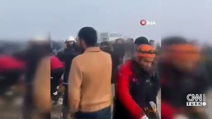SON DAKİKA... Van'da 50 aracın karıştığı zincirleme kazalar kamerada: 2 ölü, 40'tan fazla yaralı | Video Haber