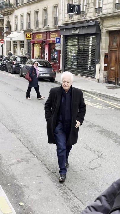 André Dussollier - Arrivées aux obsèques de Niels Arestrup à l'Église Saint-Roch à Paris le 10 décembre 2024. © Florian Savina / Bestimage