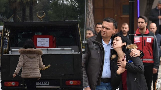 Şehit Teğmen Dut'un naaşı İzmir'de; kardeşi, cenaze aracının peşinden koştu