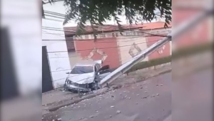 Acidente na Avenida Benjamin Brasil deixa via bloqueada após colisão entre um carro e um poste