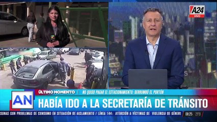 No quiso pagar el estacionamiento y derrumbó el portón