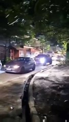 Mulher salta para carro em andamento ao apanhar namorado a traí-la.