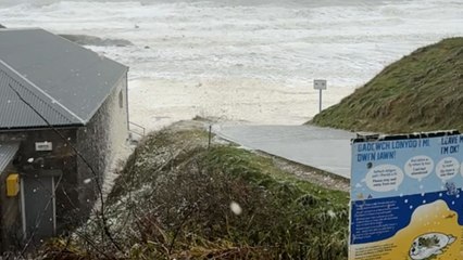 Llŷn, North Wales: Incredible upwards snow spectacle at Porthor beach amid Storm Darragh