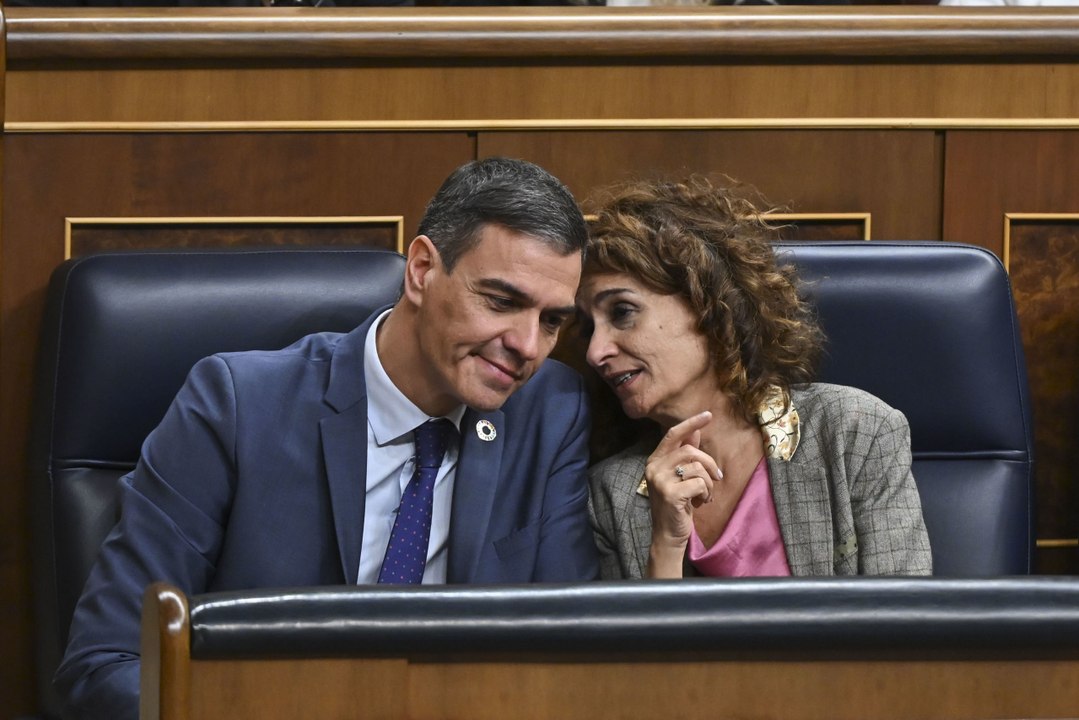 Montero se quema las manos: todas las pruebas de la trama que apunta a su Ministerio