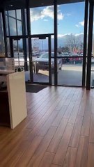 Video: Un hombre enfurecido chocó su auto recién comprado en una concesionaria 