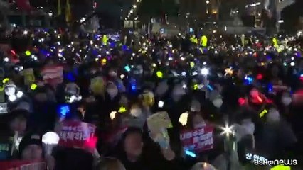 Sudcorea, migliaia di manifestanti cantano e chiedono arresto di Yoon