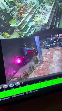 El tremendo susto que se llevó un joven que llevaba a su amigo en moto, tras 20 kilómetros se dio cuenta que no estaba 