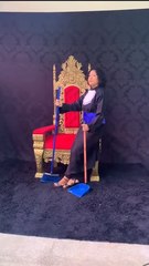 Cearense homenageia mãe em formatura com pá e vassoura; veja momento