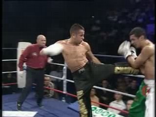 Marocain mettant KO un pauvre Algérien (kickboxing)