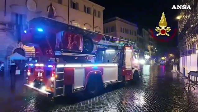 Roma, i pompieri omaggiano la statua della Madonna in piazza di Spagna