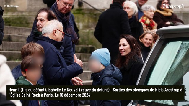 Emma et Henrik, les jumeaux de 12 ans de Niels Arestrup, se recueillent une dernière fois auprès de leur père devant l'église Saint-Roch