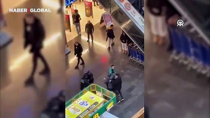 AVM'deki sandalyeli kavga cep telefonu kamerasında