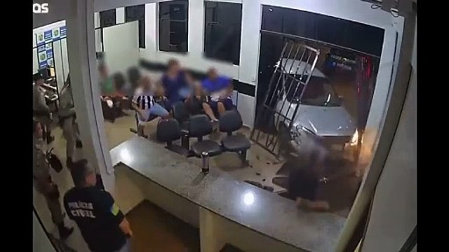 Irmãos invadem delegacia com carro após terem registro de ocorrência negado