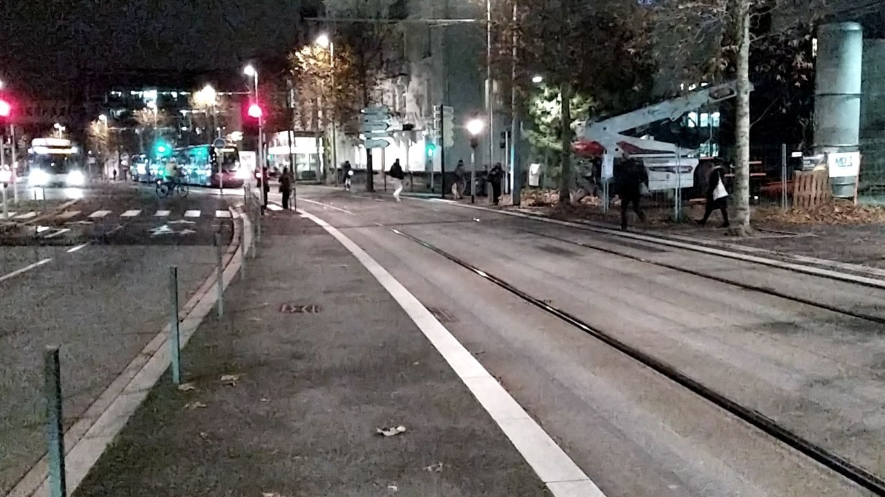 Le Translohr clermontois arrive à Maison de la Culture, Bd François Mitterrand - Clermont -Ferrand.