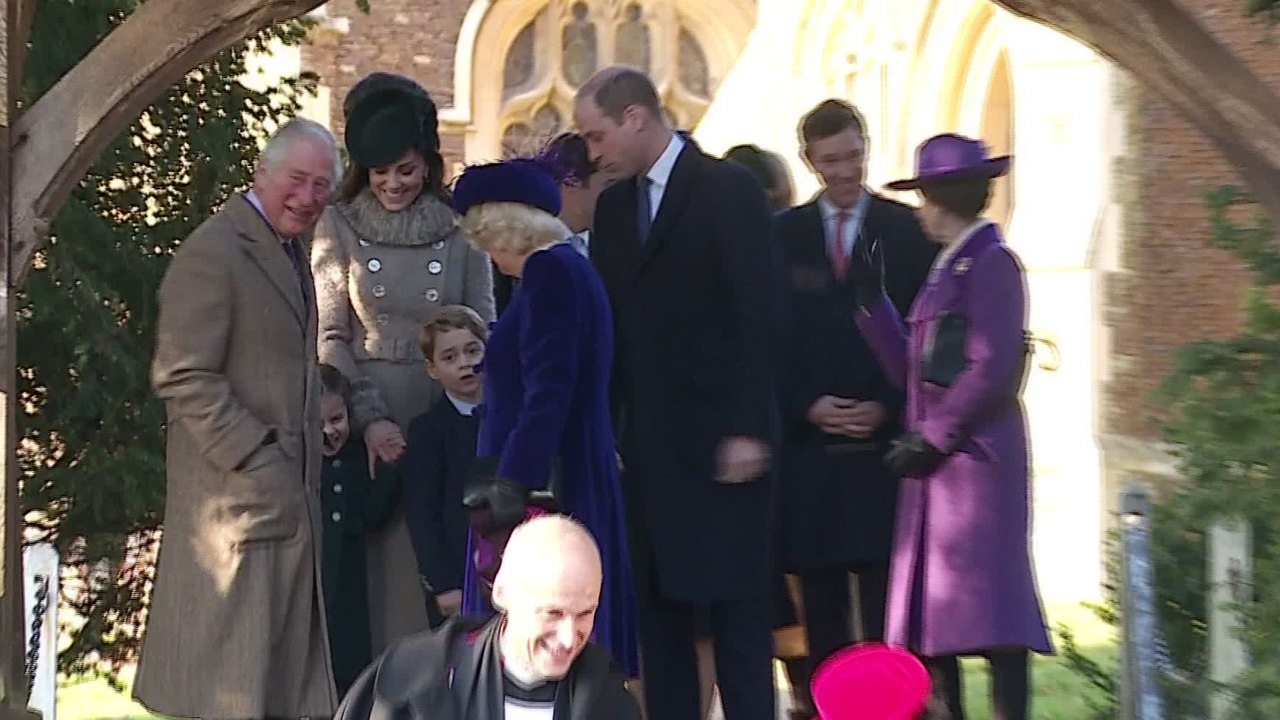 La princesse Charlotte trop craquante à la messe de Noël : revisionnez son adorable révérence à Elizabeth II