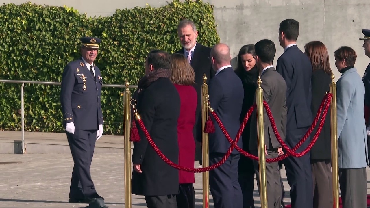 La Reina Letizia elige un estilismo abrigado y sofisticado para su viaje a Italia