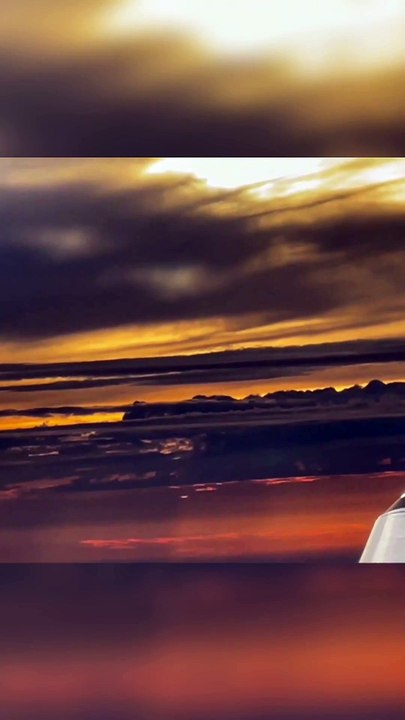 Sonnenuntergang über den Wolken: Ein himmlisches Spektakel ✈️✨