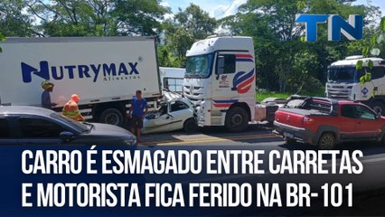 Carro é esmagado entre carretas e motorista fica ferido na BR-101 Sul