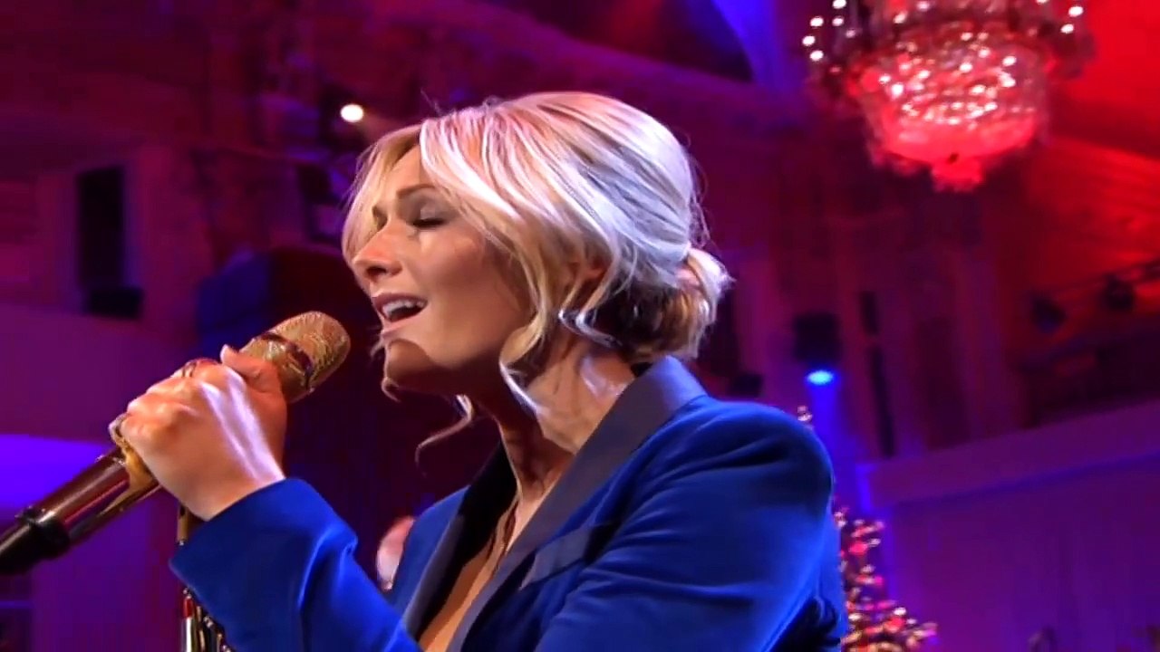HELENE FISCHER — Heilige Nacht | Helene Fischer: Weihnachten - Live aus der Hofburg Wien (mit dem Royal Philharmonic Orchestra) – (2015)