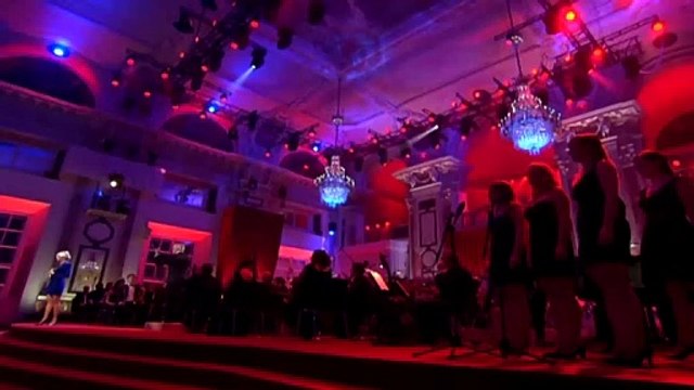 HELENE FISCHER — Es ist ein Ros̕ entsprungen | Helene Fischer: Weihnachten - Live aus der Hofburg Wien (mit dem Royal Philharmonic Orchestra) – (2015)