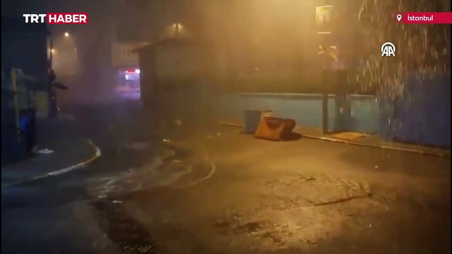 İstanbul'da sağanak yağış: Mazgallar tıkandı, yollar suyla doldu
