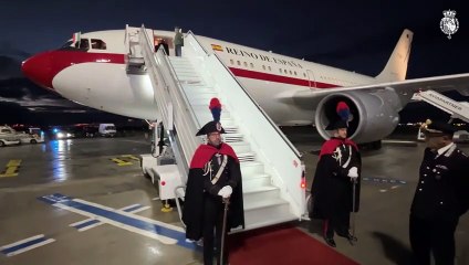 El sutil gesto del rey Felipe VI para ayudar a la reina Letizia al bajar del avión en Italia