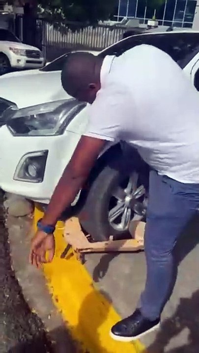 Así fue que un hombre se molestó por un parqueo en la Alcaldía de Santiago