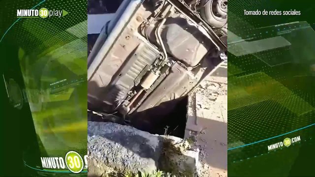 Accidente en la Autopista Norte: Conductor pierde el control y termina volcado en zona residencial