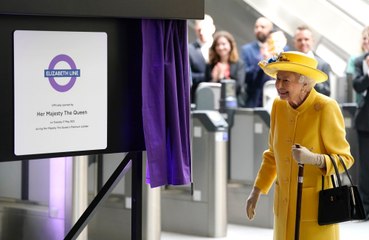 エリザベス女王、大英帝国王冠をつけて子供をお風呂に入れていた！