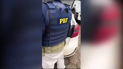 Motorista tenta fugir da PRF, mas é abordado e preso com mais de 100 iPhones escondidos no teto de veículo no Paraná