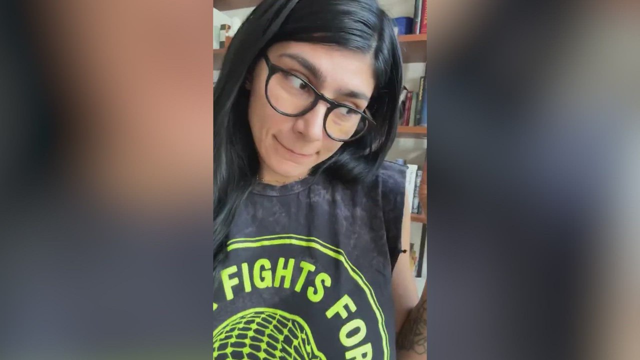 La exactriz de cine X, Mia Khalifa, se ceba contra Al Assad con este duro mensaje en español