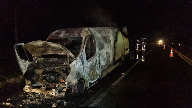 Van pega fogo após acidentes na BR-277 em Céu Azul