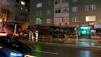 Maltepe'de 4 katlı binanın çatısında çökme; binanın girişindeki dükkanlar zarar gördü