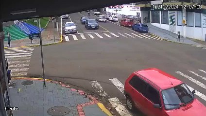 Câmera registra forte colisão entre carros em Dois Vizinhos