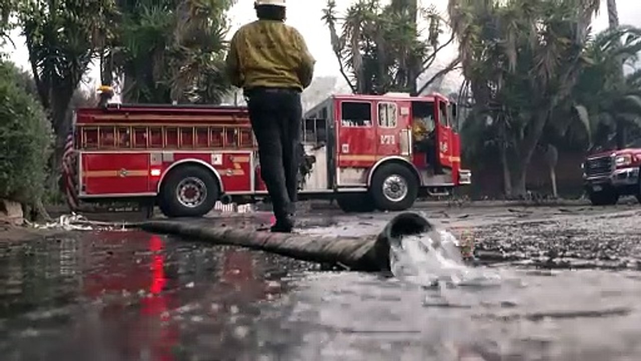 Casas carbonizadas y miles de evacuados por feroz incendio forestal en Malibú
