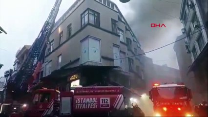 Fatih'te ayakkabı dükkanında yangın: Bitişikteki binalara da sıçradı